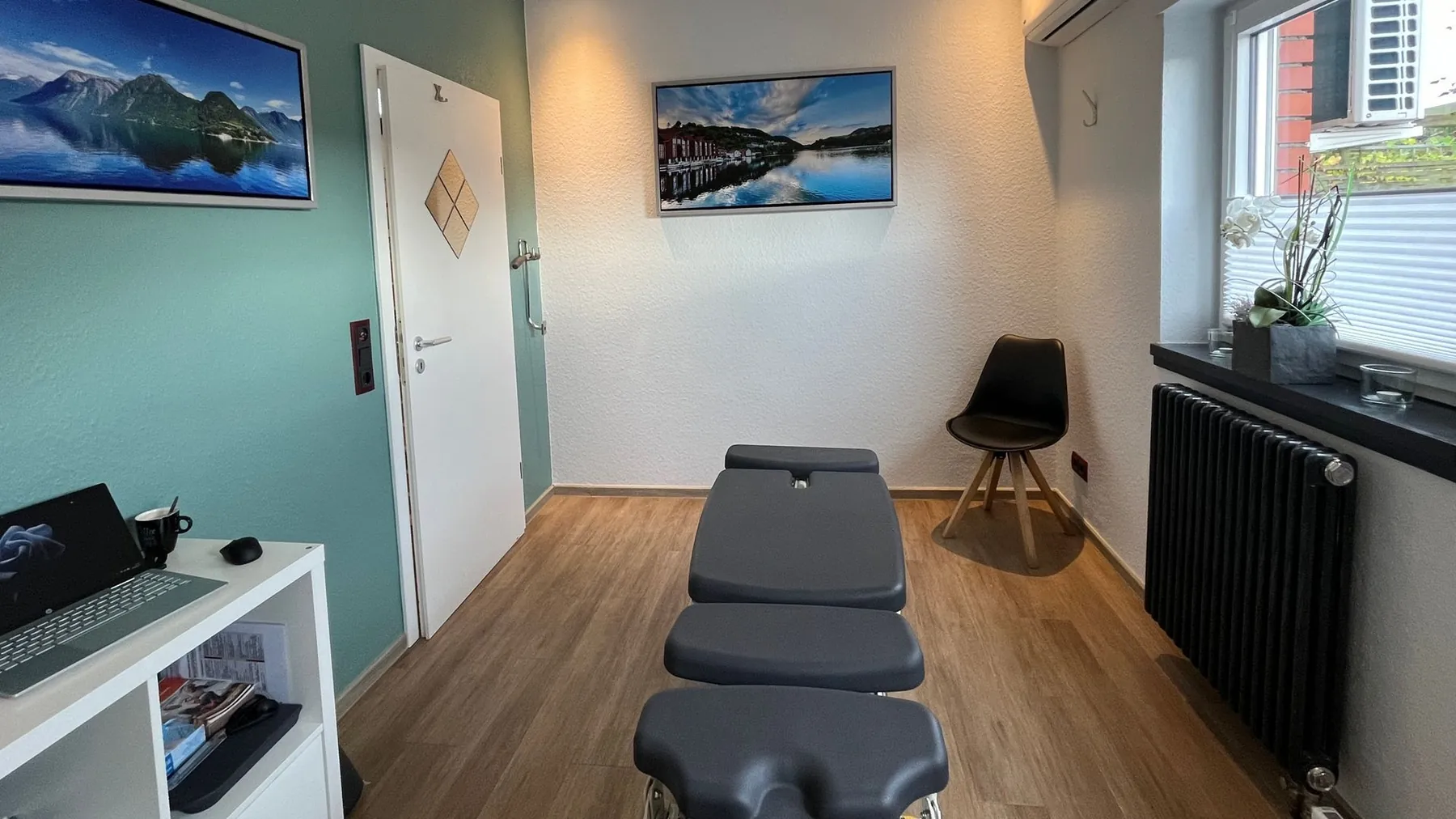 Heller Behandlungsraum mit Therapieliege